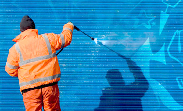 service fiable et économique de nettoyage de graffiti sur mur et façade au jet de sable humide à Montréal, Laval, Longueuil, Boisbriand, Blainville, Terrebonne, Rive-Sud et sur la Rive-Nord | Décontamination Montréal